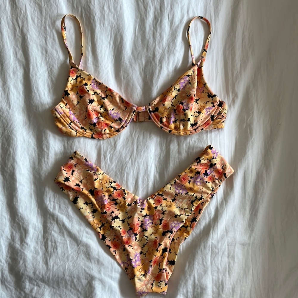 Billabong retro floral bikini size small